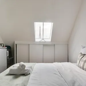 Appartement Delightful Studio With Eiffet Tower View Close To Champs Elysee Avenue & Alma Bridge, Paris