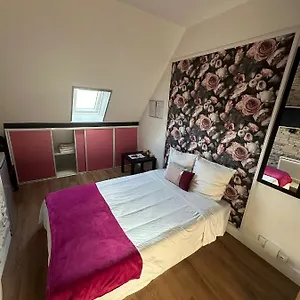 Appartement Petit Studette Sous Le Toit In The Heart Of The Fashion And Luxury District, Paris